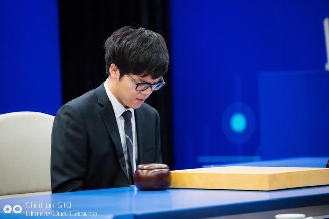 围棋峰会决战:柯洁投子认输