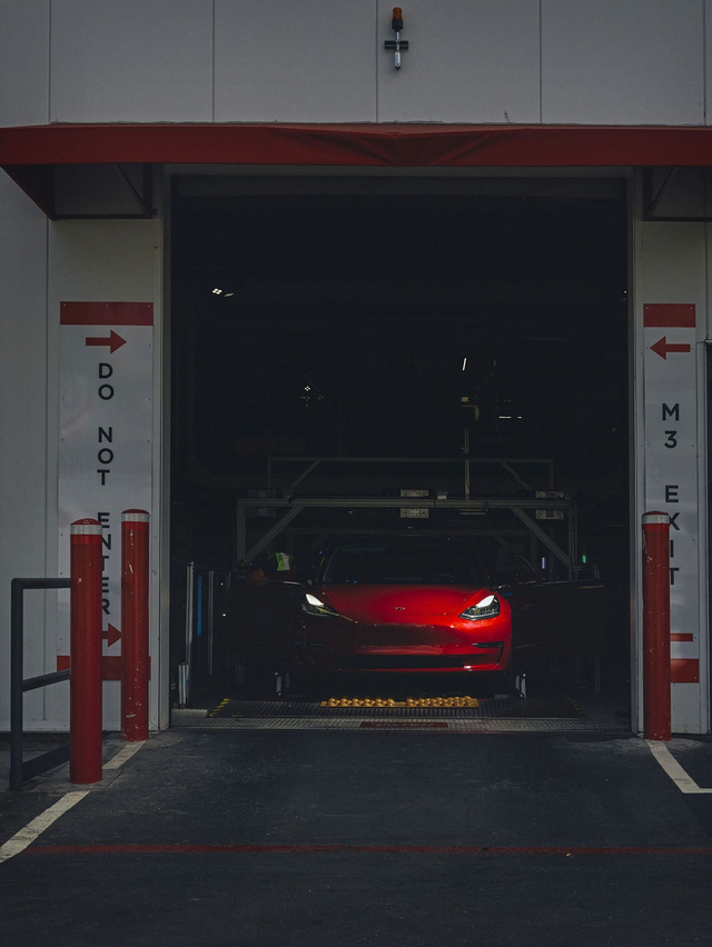 探访特斯拉工厂内部：全力生产Model 3
