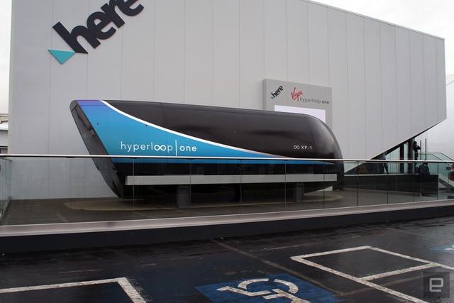 Hyperloop One在CES上展示车厢