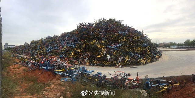 厦门10万辆共享单车堆积成山 场面壮观