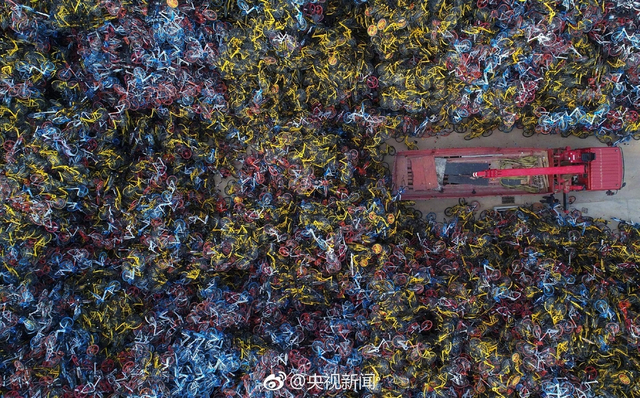 厦门10万辆共享单车堆积成山 场面壮观