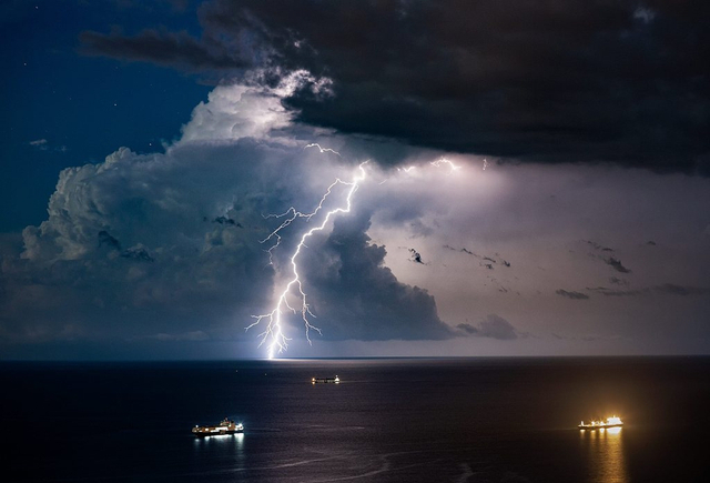 谁在渡劫?摄影师拍摄巨大风暴 电闪雷鸣气势惊人