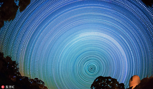 澳摄影师创作惊艳“银河风车” 繁星璀璨画面震撼