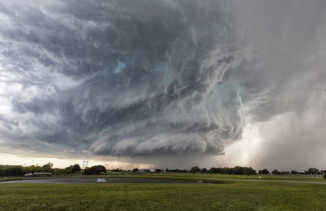 摄影师拍超级细胞雷暴云:强大力量似观看原子弹爆炸_新浪图片