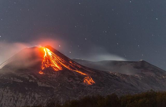 意大利埃特納火山噴發 滾滾熔岩映紅夜空