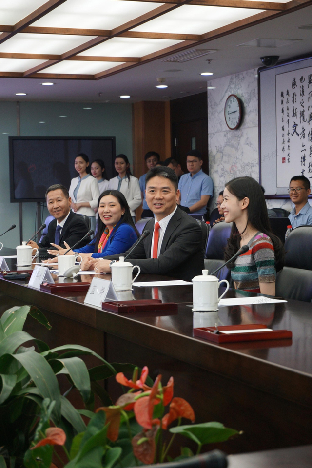 刘强东章泽天向母校人大捐3亿
