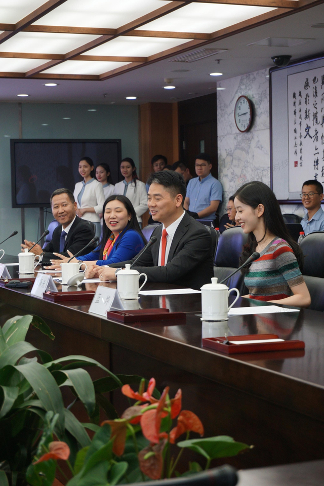 刘强东章泽天向母校人大捐3亿