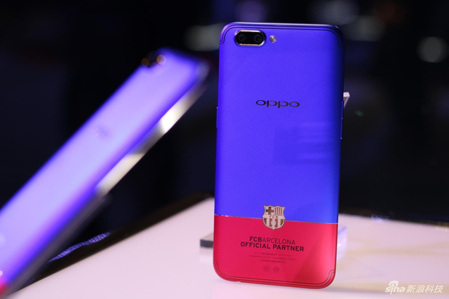 OPPO R11巴塞罗那定制版图赏 红蓝交织的魅力