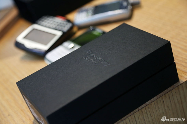 黑莓KEYone真机图赏 熟悉的全键盘