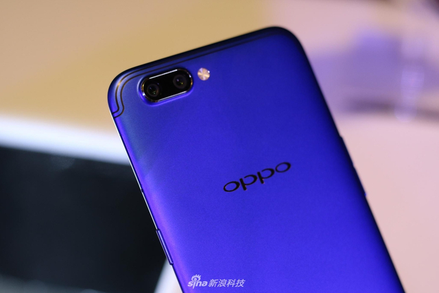 OPPO R11巴塞罗那定制版图赏 红蓝交织的魅力