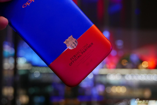OPPO R11巴塞罗那定制版图赏 红蓝交织的魅力