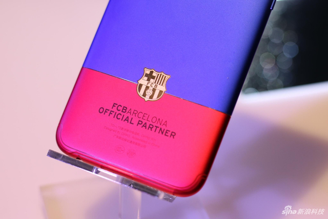 OPPO R11巴塞罗那定制版图赏 红蓝交织的魅力