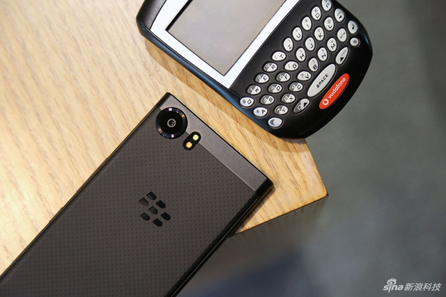 黑莓KEYone真机图赏 熟悉的全键盘