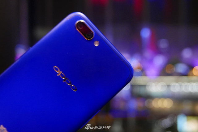 OPPO R11巴塞罗那定制版图赏 红蓝交织的魅力