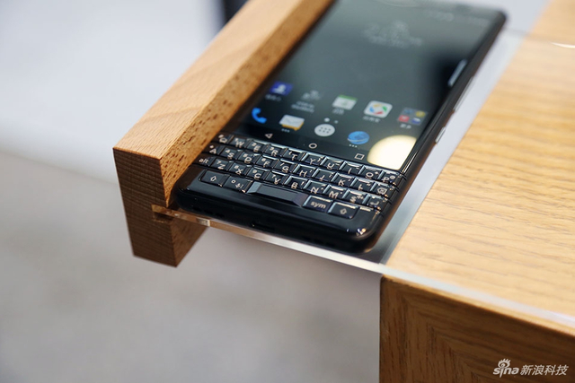黑莓KEYone真机图赏 熟悉的全键盘
