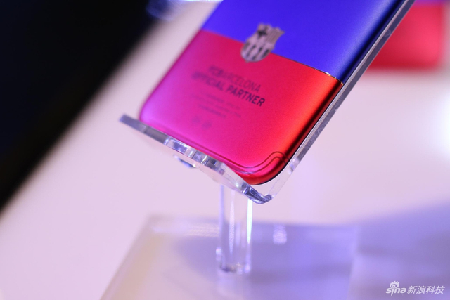 OPPO R11巴塞罗那定制版图赏 红蓝交织的魅力