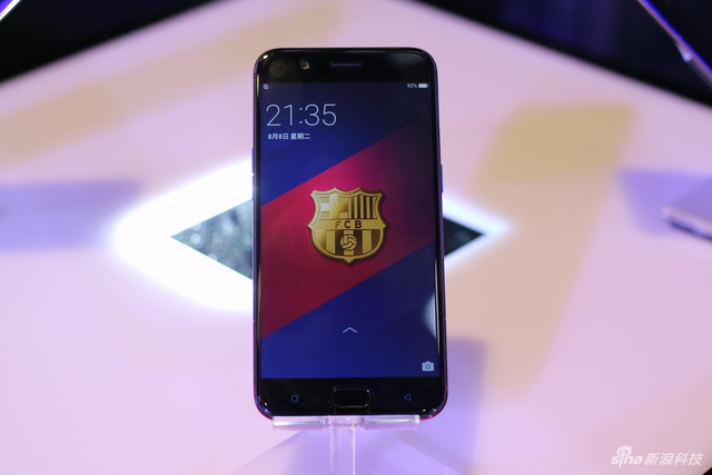 OPPO R11巴塞罗那定制版图赏 红蓝交织的魅力