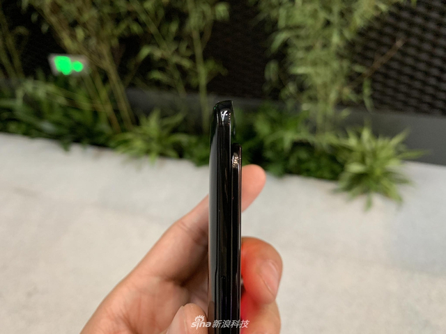 联想的滑盖手机 Z5 Pro现场图赏