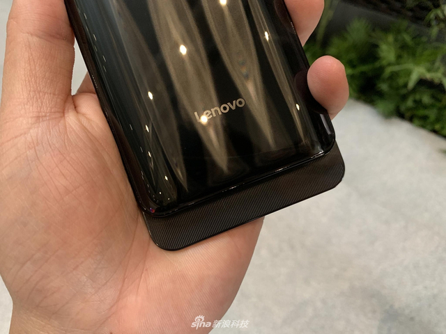联想的滑盖手机 Z5 Pro现场图赏