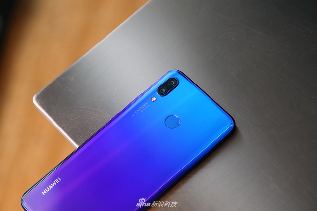 自拍能印成海报的华为nova 3外观图赏