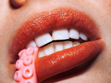 红色嘴唇挑战大胆戏剧性创意拍摄 诠释浮夸画面