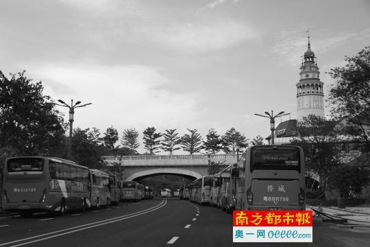 昨日，华为溪流背坡村，接送华为员工上下班的深圳大巴