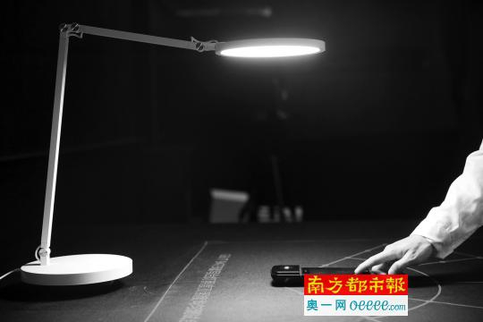 工程师用仪器测量台灯的照度及照度均匀度。