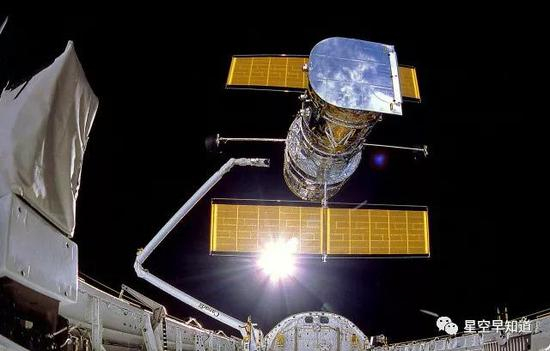 1990年4月25日，发现号航天飞机在轨道上释放哈勃望远镜进入轨道&nbsp;&nbsp;来源：NASA
