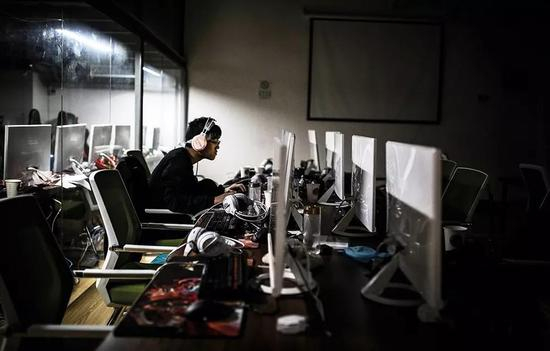 （南京一家电竞学院内正在练习的队员。图/视觉中国）