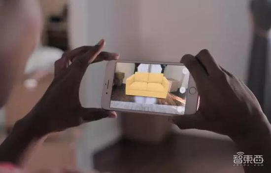 在工业领域，工程师利用AR使工业设备可视化，帮助工人更好的修复设备。