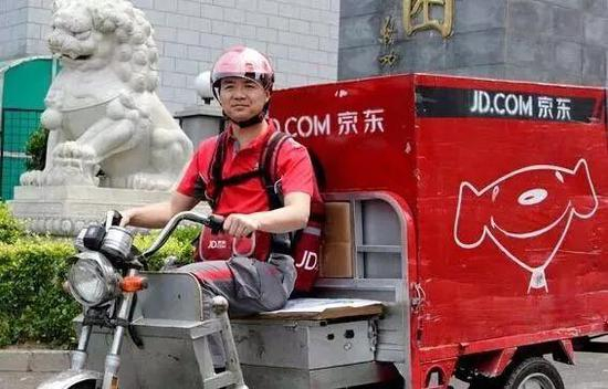 图：刘强东亲自送快递