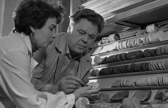 地质学家正在观察钻孔中取上来的岩心