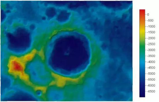 莱曼坑（Crater&nbsp;Lyman）中心地理坐标：64.85°S，163.6°E，直径：84km&nbsp;上图为影像图，中图为三维影像图，下图为彩色晕渲地形图
