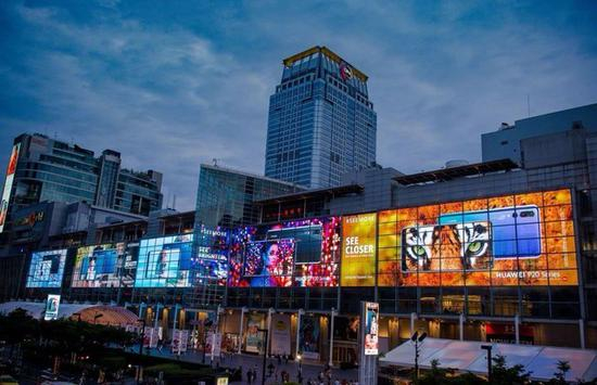 曼谷大道超大LED屏幕（图片来源于华为官方微博）