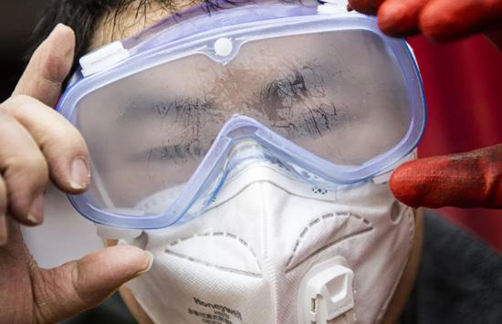 　　1月31日，武汉某物流配送站，一名站点管理人员由于需进入医院送货，他带上了护目镜。新京报记者 陶冉 摄