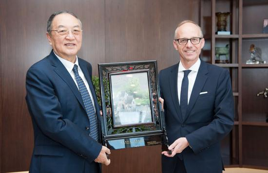 柳传志与卢森堡国际银行董事长Luc Frieden。来源：被访者供图