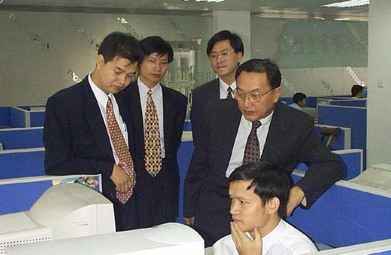 图说：这张照片很珍贵：站立者从右至左分别为柳传志、杨元庆、雷军、求伯君。