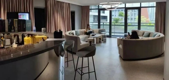 “甜水镇”门店的大厅吧台和沙发 图片来自公号Betterwood百达屋