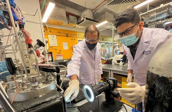 Praveen Linga 教授与研究团队在实验室 | 参考资料[2]