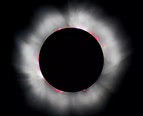 图4 日全食照片（2009/7/22）。中心的黑色圆面为月亮，在月轮边缘上呈现的粉红色锯齿形部分为色球，色球外面的银白色光辉是日冕。