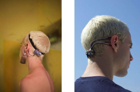 　　▲ 机器人艺术家 ManelMuñoz 在他的身体中安装了一个大气感觉器官，能通过耳朵中的振动感受大气变化