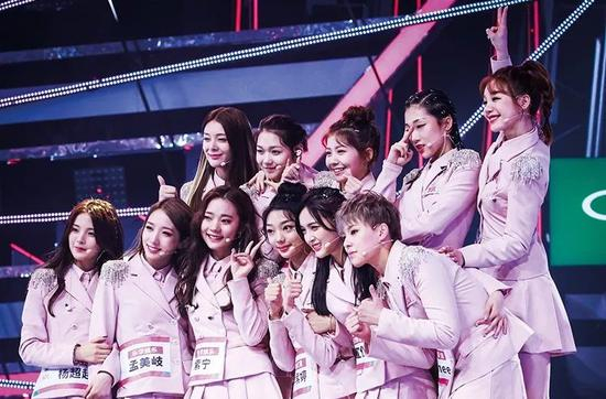 　　（2018年6月23日晚，《创造101》总决赛在杭州举办。孟美岐当选C位，吴宣仪、杨超越分获二三名。图/视觉中国）