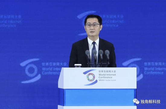 　　2018年11月7日上午，第五届世界互联网大会开幕，腾讯公司董事会主席兼首席执行官马化腾在开幕式上演讲。新京报记者 侯少卿 摄