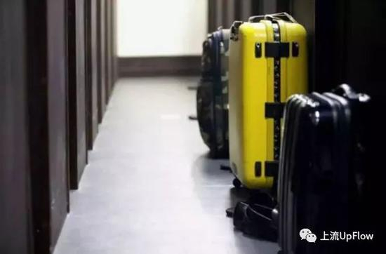 ▲网吧隔间通道中摆放的行李箱 |&nbsp;图片来源：《日本的一次性工人：网吧难民》田志穗花