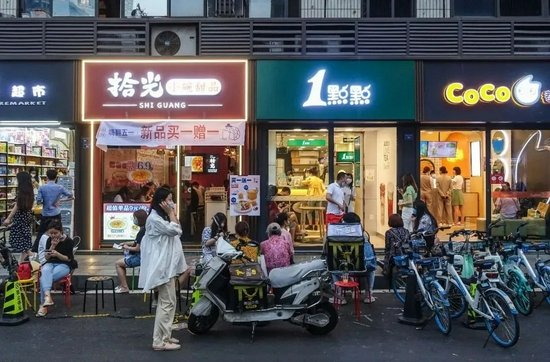 街边的奶茶店一家挨着一家