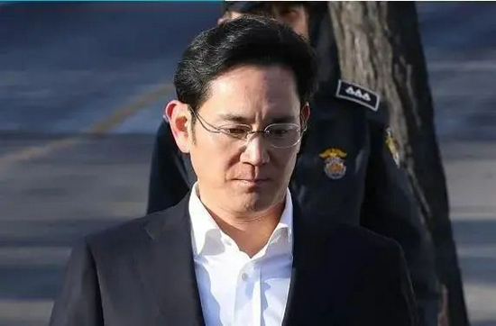 随着李在镕的顺利出狱，文在寅政府对“结束财阀掌控时代”的努力，恐怕又要大打折扣了。