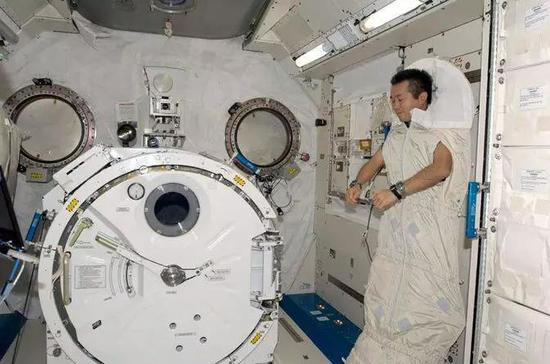 航天员在进行睡眠训练。（图片来源：NASA）