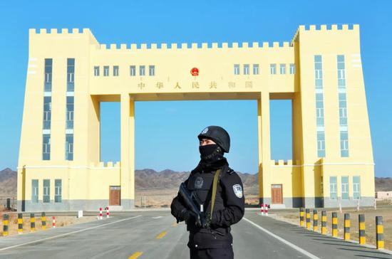 肃北的中蒙关口。图/图虫·创意