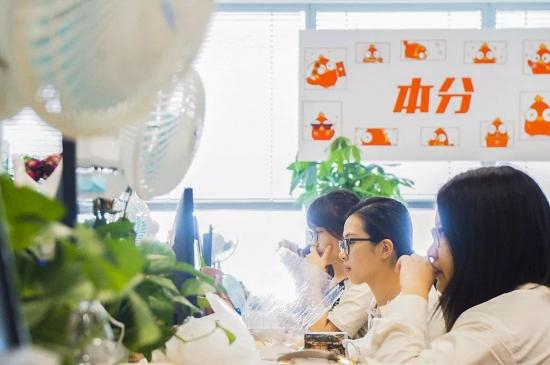 拼多多上海总部，“本分”二字的标语在办公室随处可见