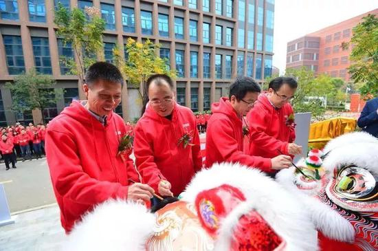 图：小米落户武汉举办的入驻办公仪式